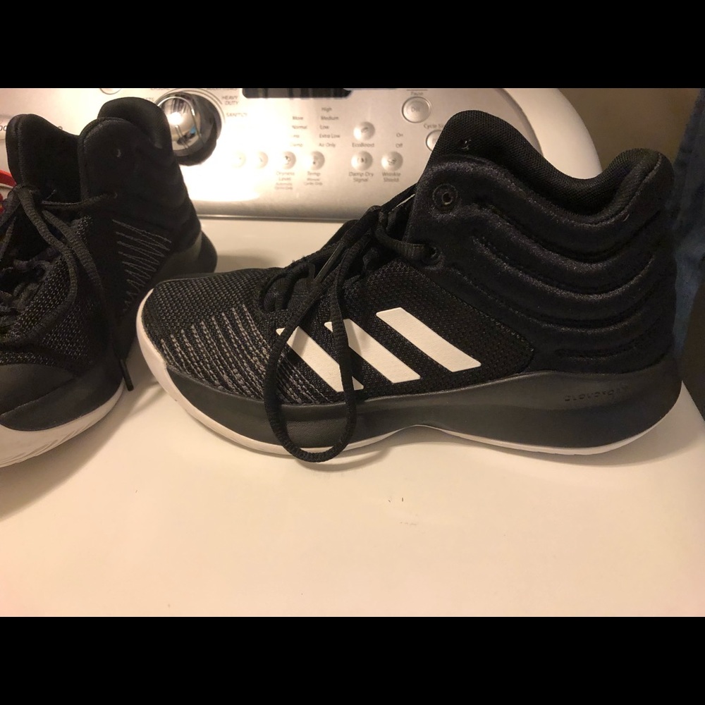 Boys size 5Y Adidas basketball shoes